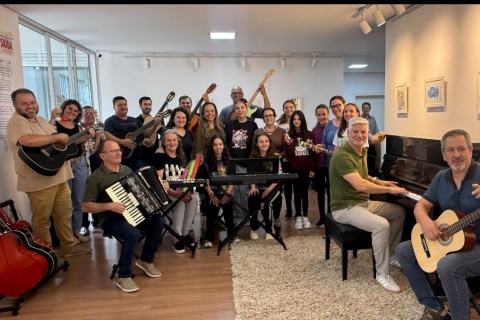 Oficinas artísticas recebem novos instrumentos musicais