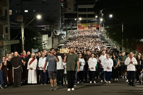 Multidão de fiéis participa da procissão do Senhor Morto em Concórdia