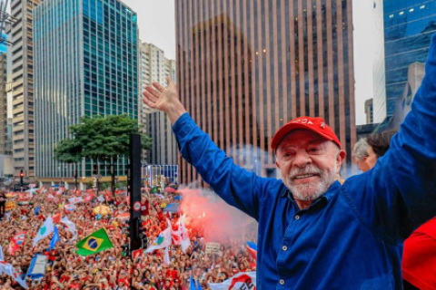 Lula vence disputa acirrada e governará o Brasil pela quarta vez