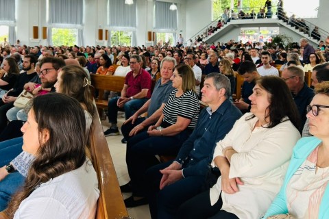 Multidão participa da procissão da Romaria de Nossa Senhora da Salete em Concórdia