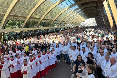Fé e devoção marcam procissão de Corpus Christi pelas ruas de Concórdia