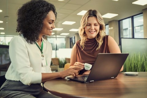 Sicredi impulsiona empreendedorismo feminino com crédito e iniciativas voltadas à educação