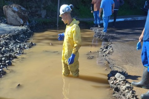 Obra de asfaltamento rompe adutora e causa desabastecimento em oito bairros