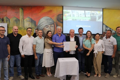 Fábio Ferri toma posse como prefeito, após renúncia de Edilson Massocco