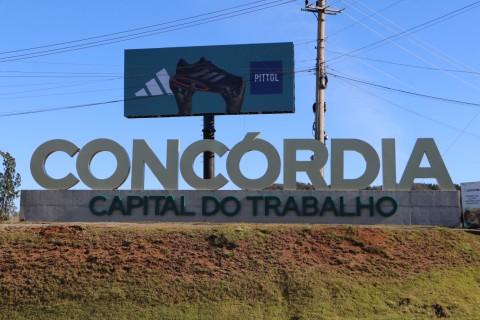 Prefeitura apresenta nova identidade visual na entrada principal do município